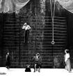 Örkény István Tóték című drámájának külföldi előadása – Berlin; rendezte: Helmut Strassburger, színpadkép: Günter Horn (Volksbühne, 1974; jelenetfotó) – magántulajdon